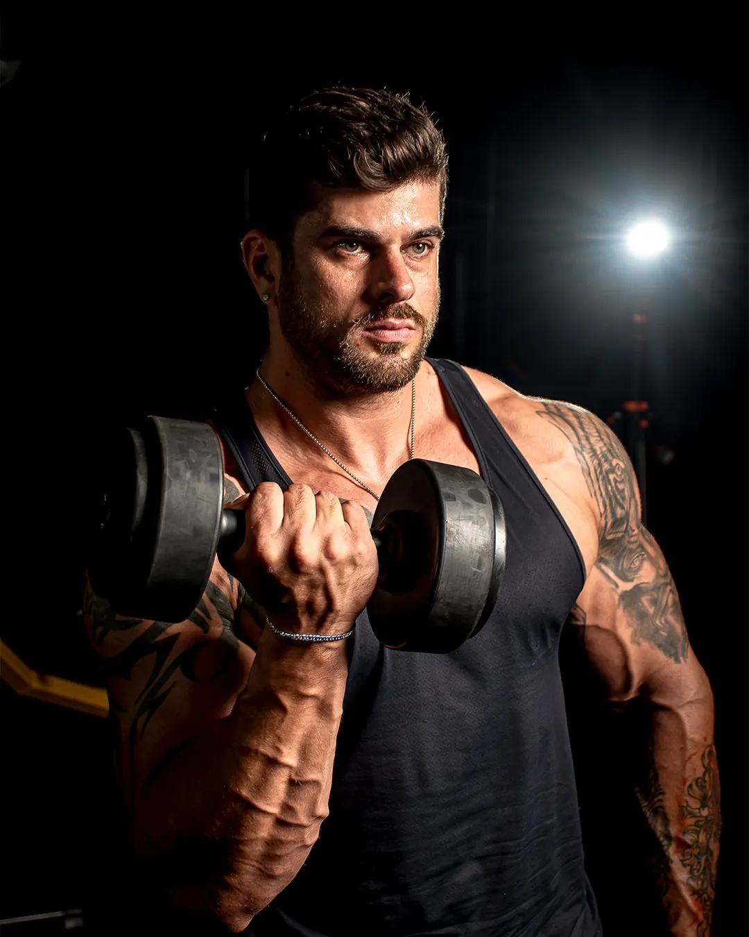 Eduardo Ribeiro executando rosca bíceps com halter