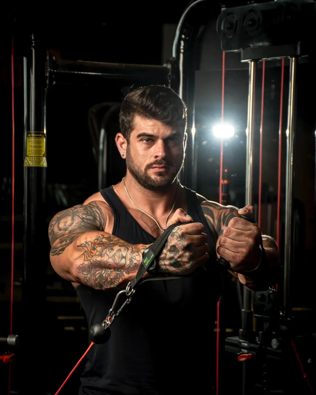 Eduardo Ribeiro concentrado durante exercício no cabo