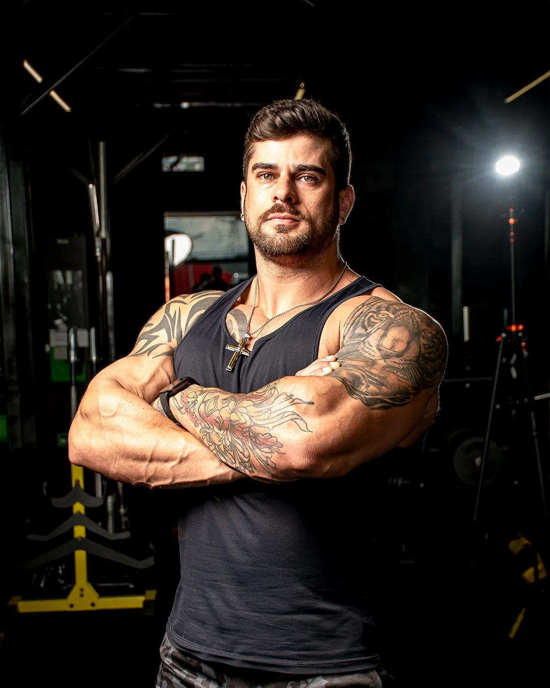 Eduardo Ribeiro, personal trainer em Ponta Grossa, de braços cruzados na academia
